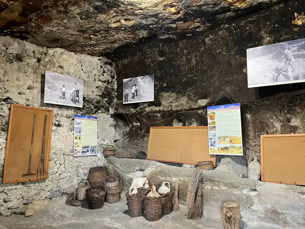 Attrezzi agricoli tradizionali esposti nella grotta-museo di Sperlinga: zappuni, macine e utensili contadini