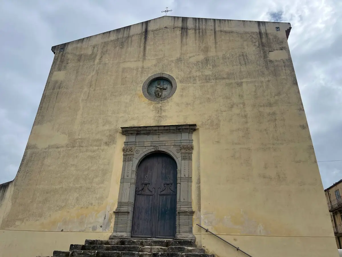 Portale d'ingresso della Chiesa di San Giovanni Battista a Sperlinga con decorazioni barocche in pietra arenaria
